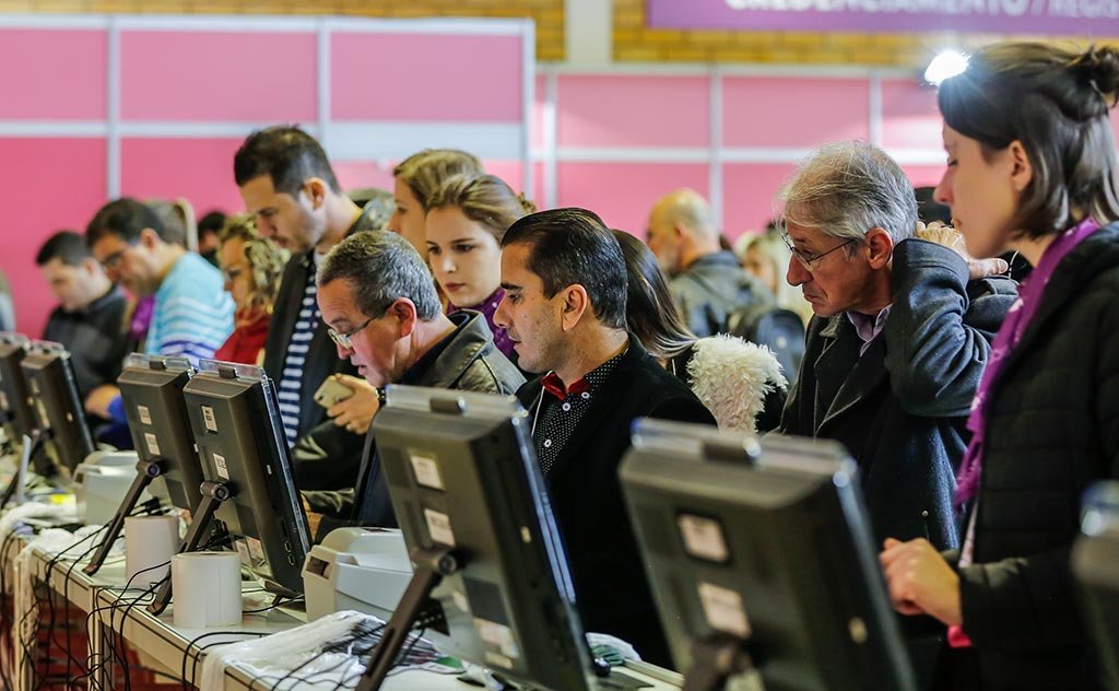 Feira realizada em Gramado tem corredores lotados no primeiro dia de muitas vendas