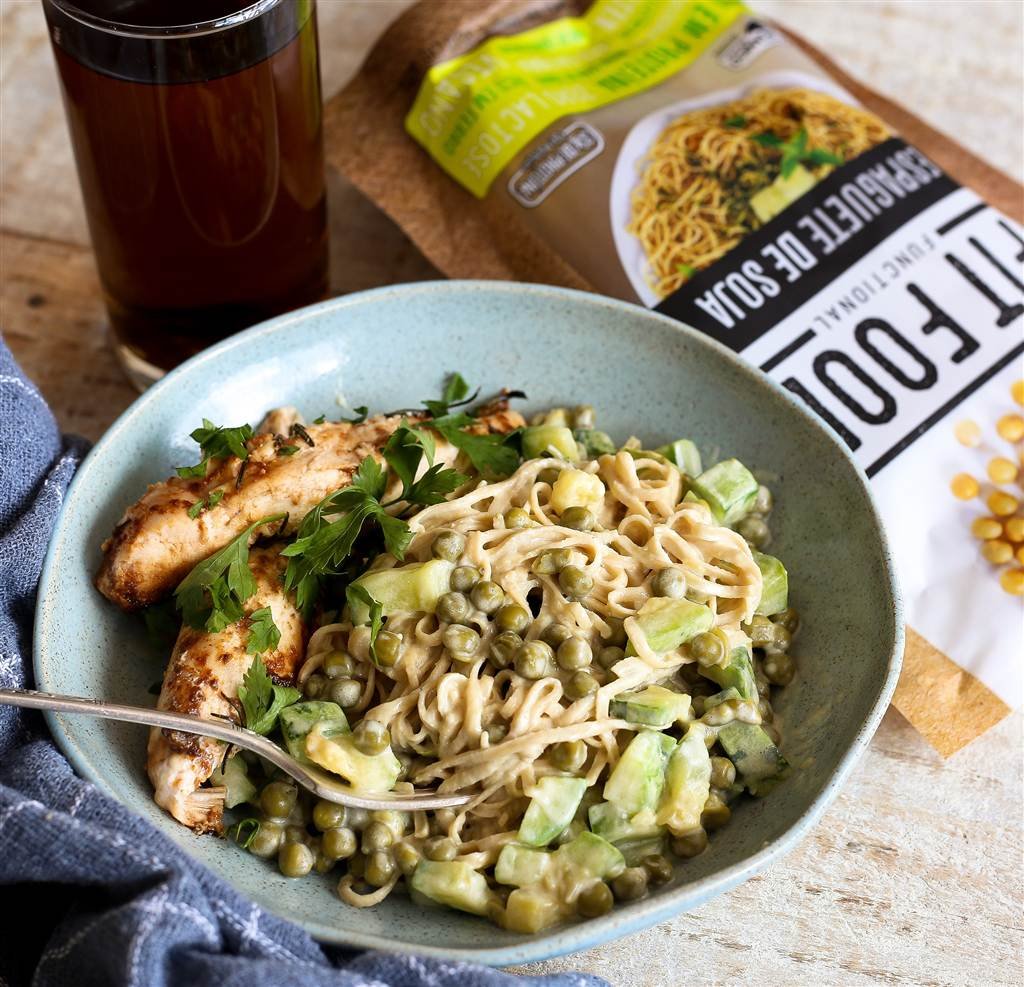 Spaghetti de Soja com molho branco, frango, abobrinha e ervilha