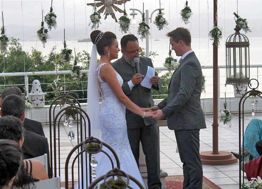 Na ilha da magia, casal sela matrimônio com mar de background (Festa)