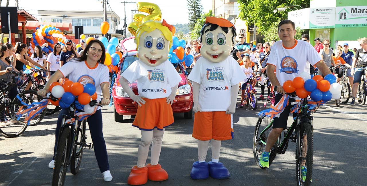 Alunos capricharam na decoração e as bicicletas coloridas enfeitaram as avenidas de Araranguá