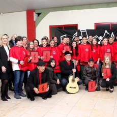 Aniversário dos 73 anos da Escola Castro Alves é marcado com hino