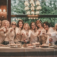 Nove mulheres e uma história de amizade registrada em fotos