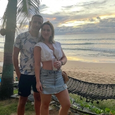 Juliana Fernandes e o marido Thiago Aguiar curtem a paradisíaca ilha de Fernando de Noronha