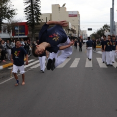 Pelotões desfilam patriotismo na avenida, em Araranguá 