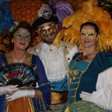 Baile de máscaras abre Festa da Gastronomia de Nova Veneza