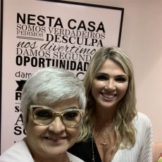 Noite de autógrafos com juíza Débora Zanini, em Criciúma 