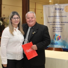 Célio H. M. Silva recebe homenagem do Governador do Rotary Clube