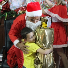 Famílias do CRAS ganham festa de Natal, em Urussanga