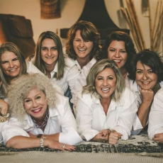 Nove mulheres e uma história de amizade registrada em fotos