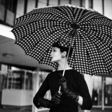 Sombrinhas e guarda-chuvas viram acessórios da moda