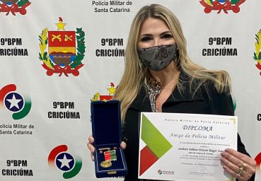  Débora Zanini recebe a honraria “Amiga da Polícia Militar