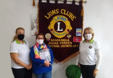 Presidente do Lions Clube Araranguá Águas Verdes, entrega doações 