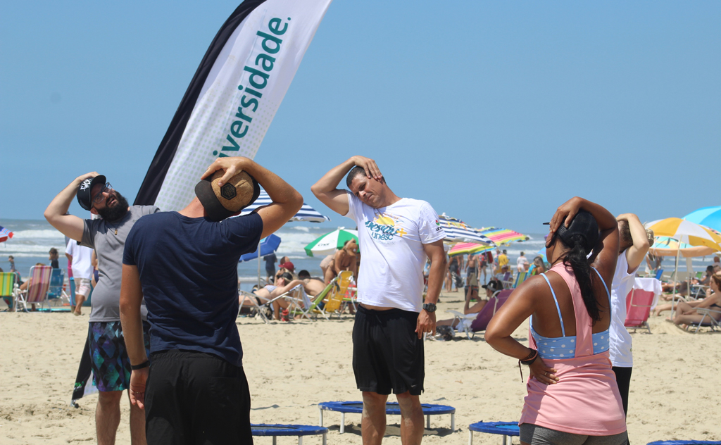 Atividades reuniram veranistas na areia e no palco    