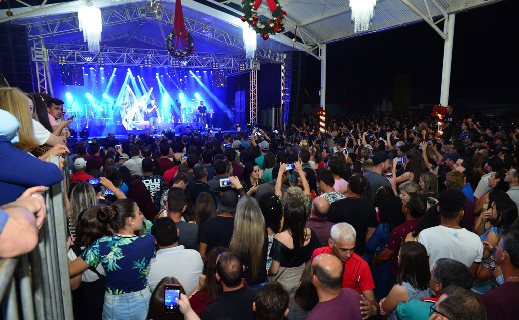 Atrações como show de Marcos & Belutti e desfile natalino marcaram presença