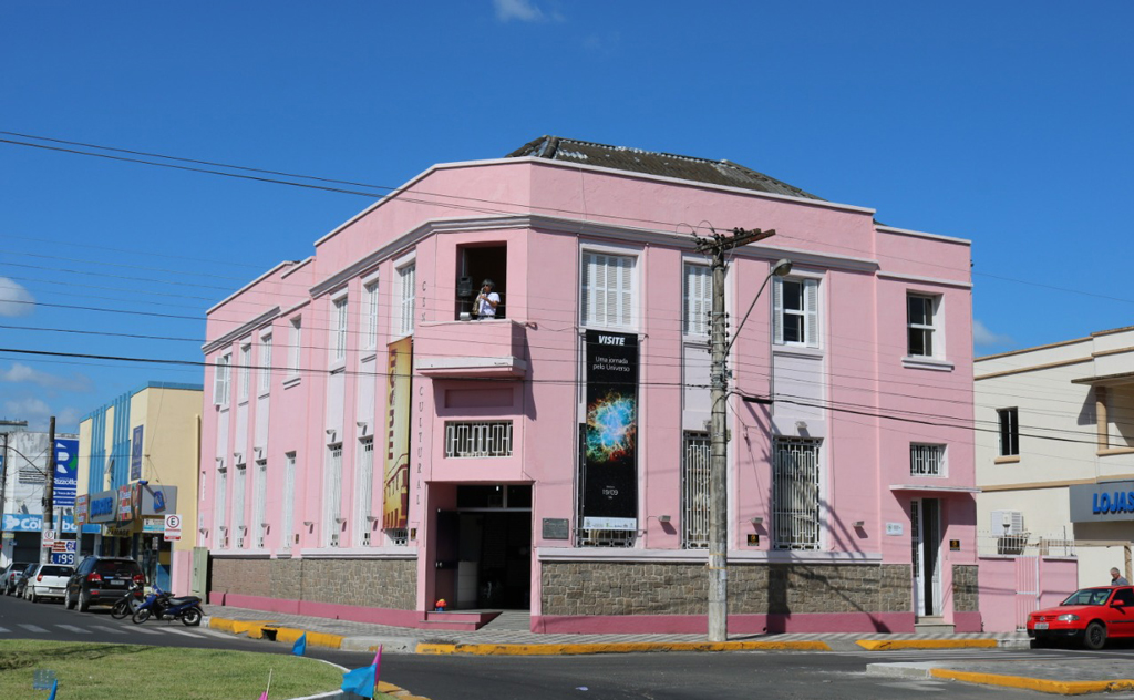 Músicos locais se apresentam na sacada do Museu Histórico