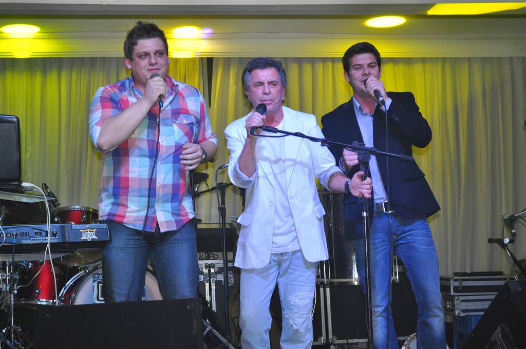 Colunista canta ao lado de convidados no Criciúma Clube