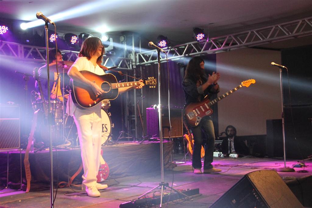 Festa foi embalada pelo show da banda cover The Beatles