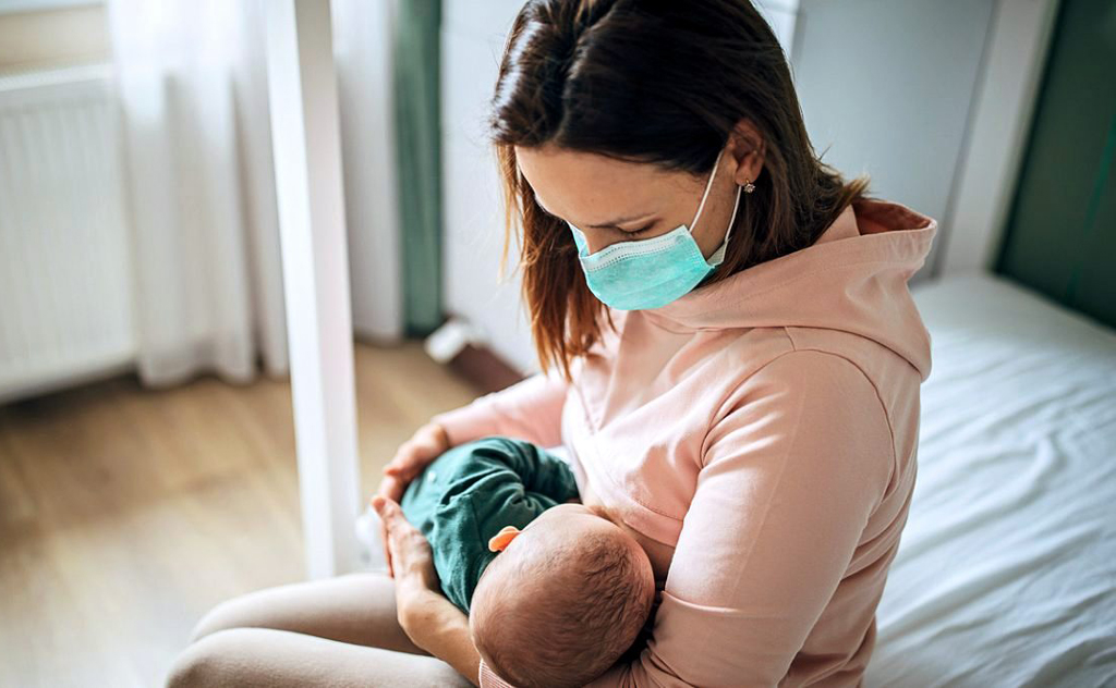 Cuidados como o uso de máscara e higienização das mãos devem ser tomados pelas lactantes 