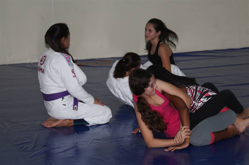 Bicampeã Juliana da Silva ensina técnica para a autodefesa delas