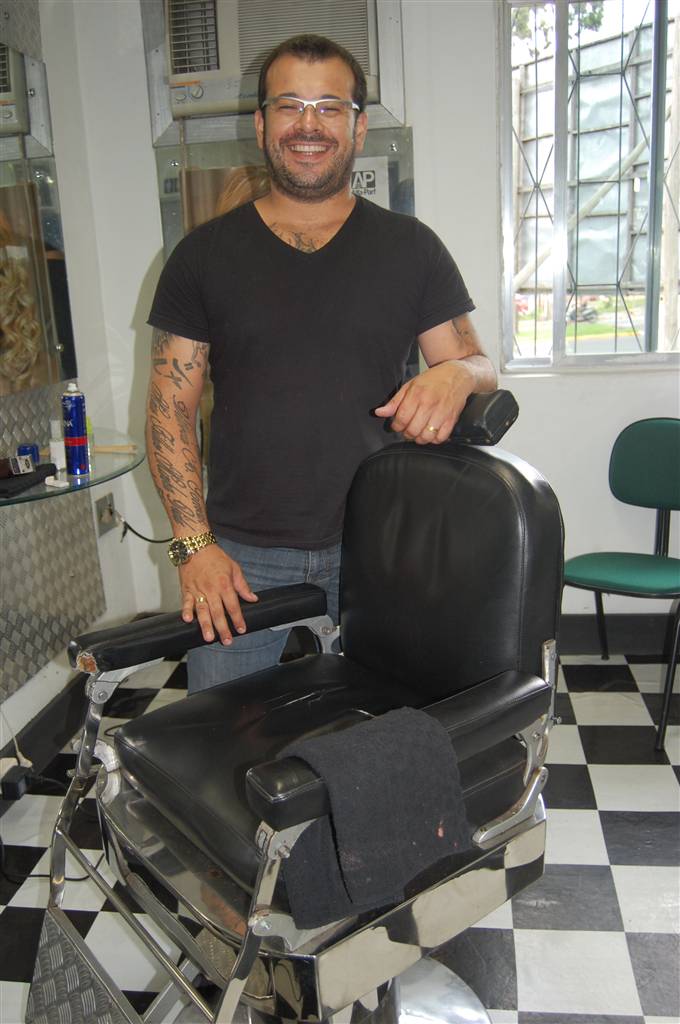 Cabelos repicados com mechas ou luzes para elas e, para homens, os formatos tradicionais e os estilos de famosos, ganham força na estação