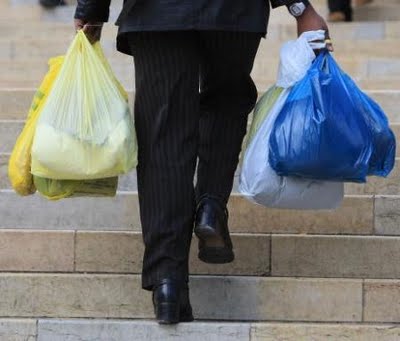 Uso de sacolas retornáveis e biodegradáveis aponta para uma nova postura mais consciente e preocupada com o futuro