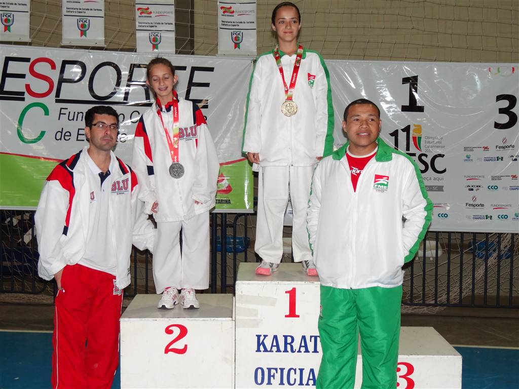 A jovem Thayana Resende Martins é campeã de Karatê na OLESC 2011