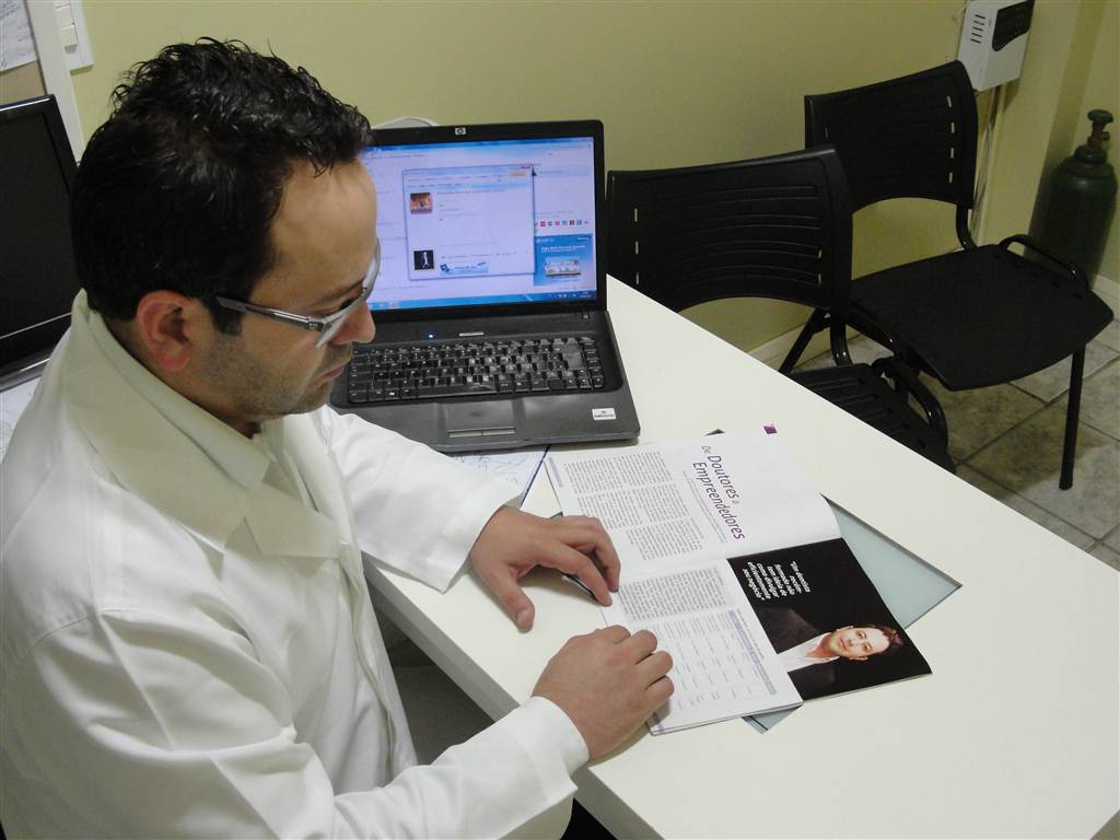 Dentista é entrevistado por conceituada revista enaltecendo sua competência quanto ao mundo odontológico e empreendedor