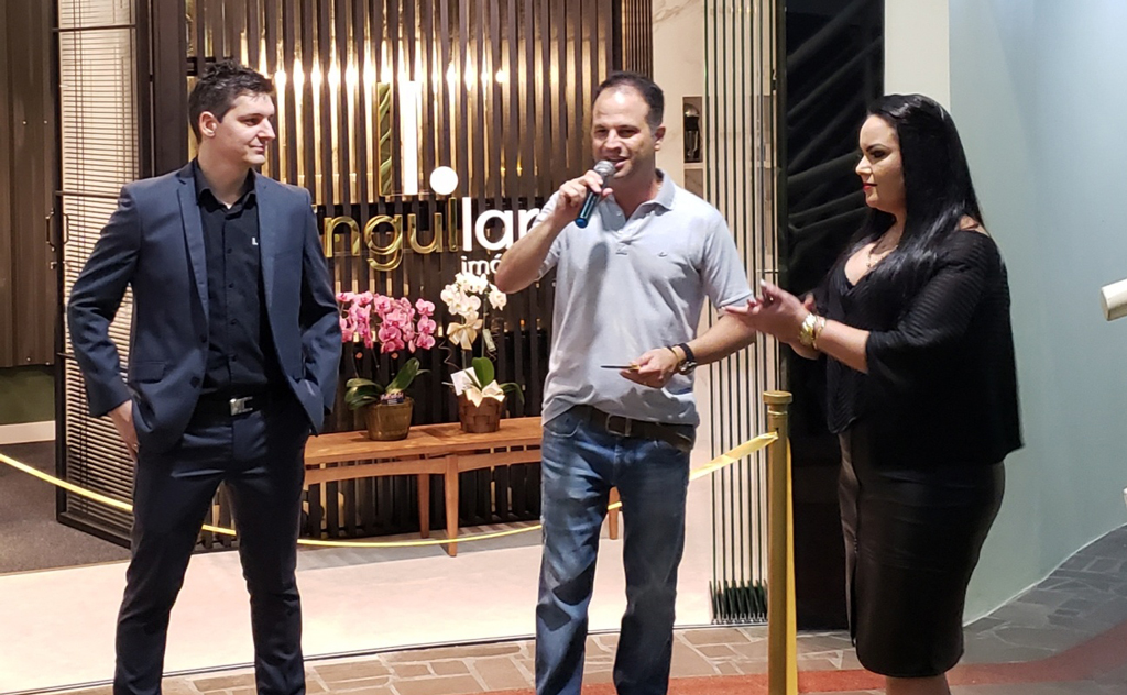 Noite de glamour para a Singullar Imóveis, no Bortoluzzi Center