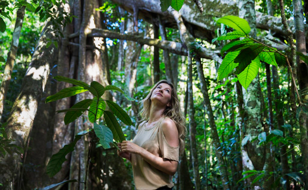 Modelo conhecida por ser grande fã de yoga, declarou 'Me traz para o presente'