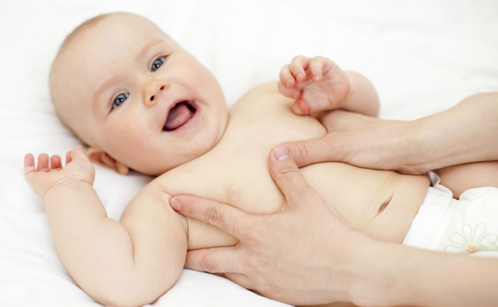 A massagem para bebês alivia cólicas e melhora o sono dos pequenos