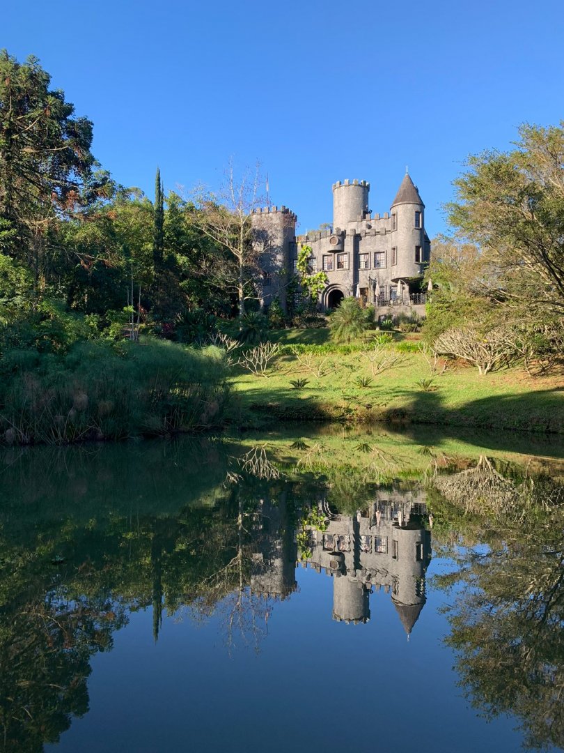 O Castelo faz referência a cultura britânica e homenageia as tradições inglesas