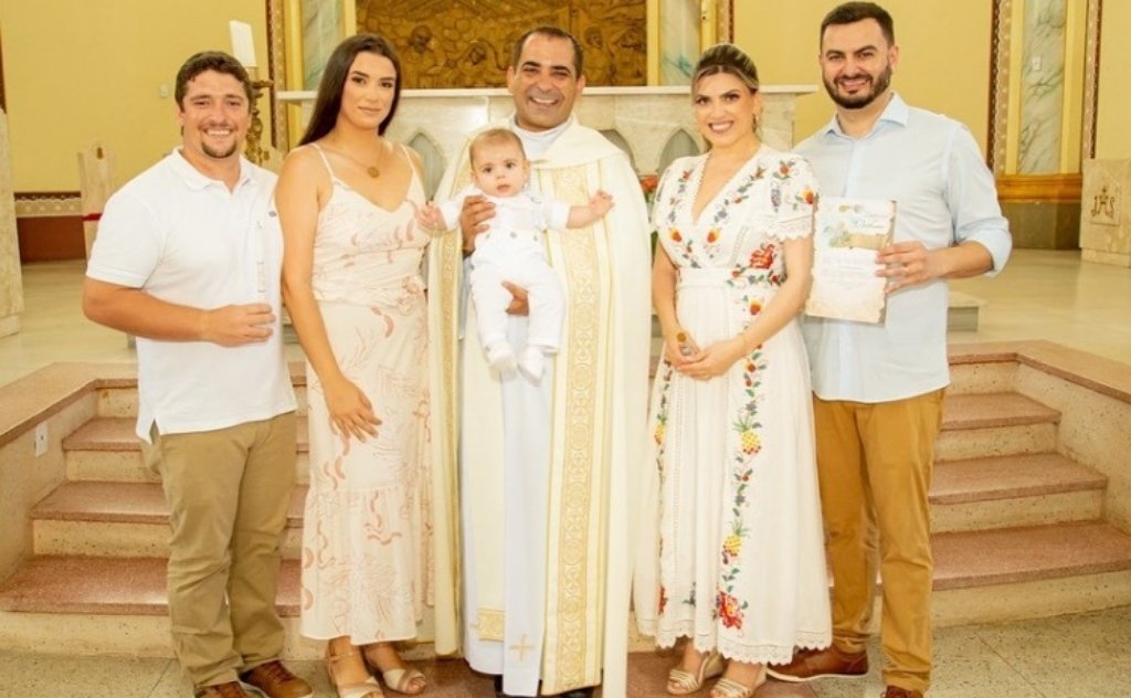 A celebração aconteceu na Paróquia Santo Antônio de Pádua, em Sombrio, ao lado da família e dos padrinhos