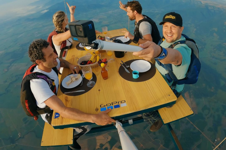 Uma mesa de piquenique foi pendurada em um balão que sobrevoou a Capital dos Canyons