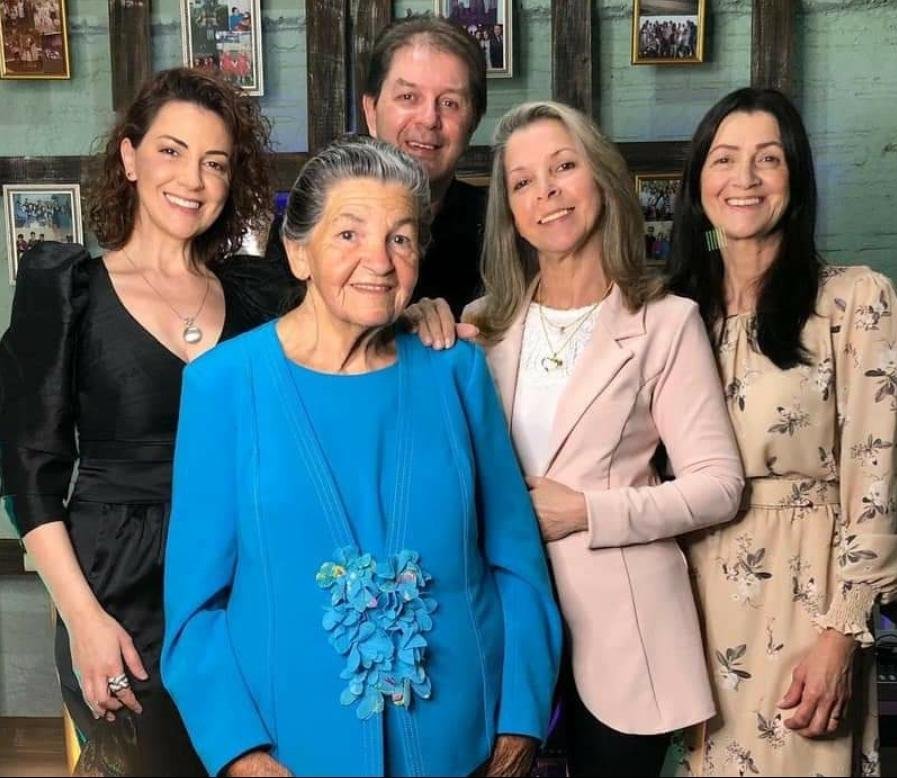 Dona Antonina comemora 81 anos de vida, em família.