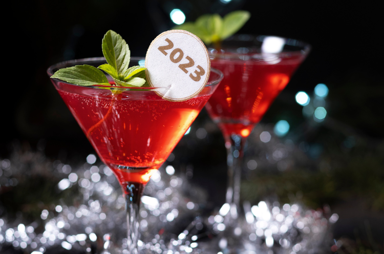 Inicie o seu 2023 com deliciosos coquetéis alcoólicos e não alcoólicos. Confira!