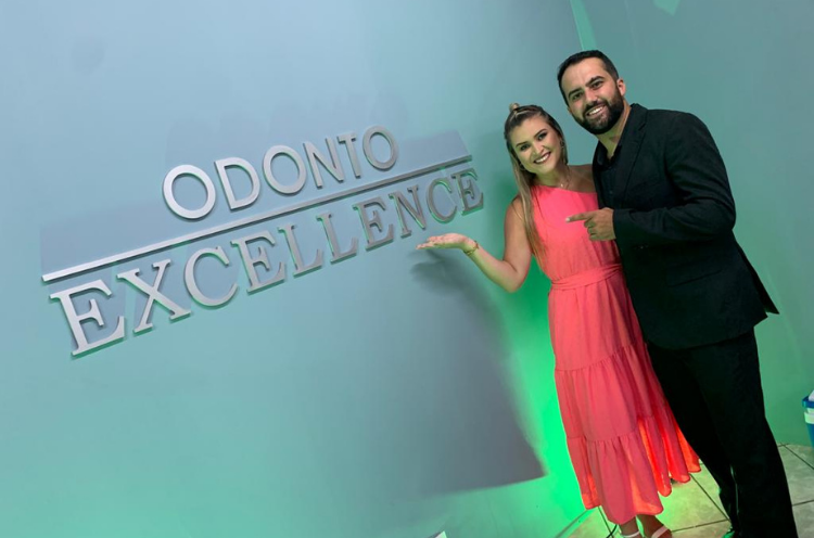 O casal Filipe Farias João e Gessyca Jerônimo brinda a sua 6ª filial da maior franquia odontológica do Brasil