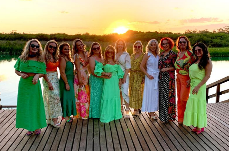 Praia do Torneiro foi o cenário de aniversário da musa, celebrado ao lado das amigas