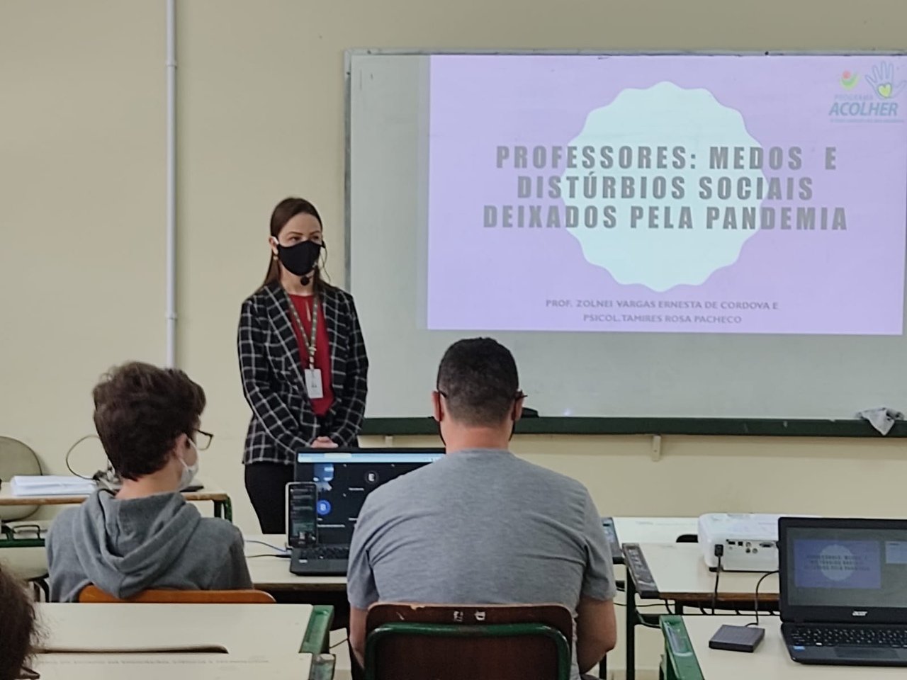 Psicóloga do Programa Acolher da Unesc conversou com professores em Araranguá