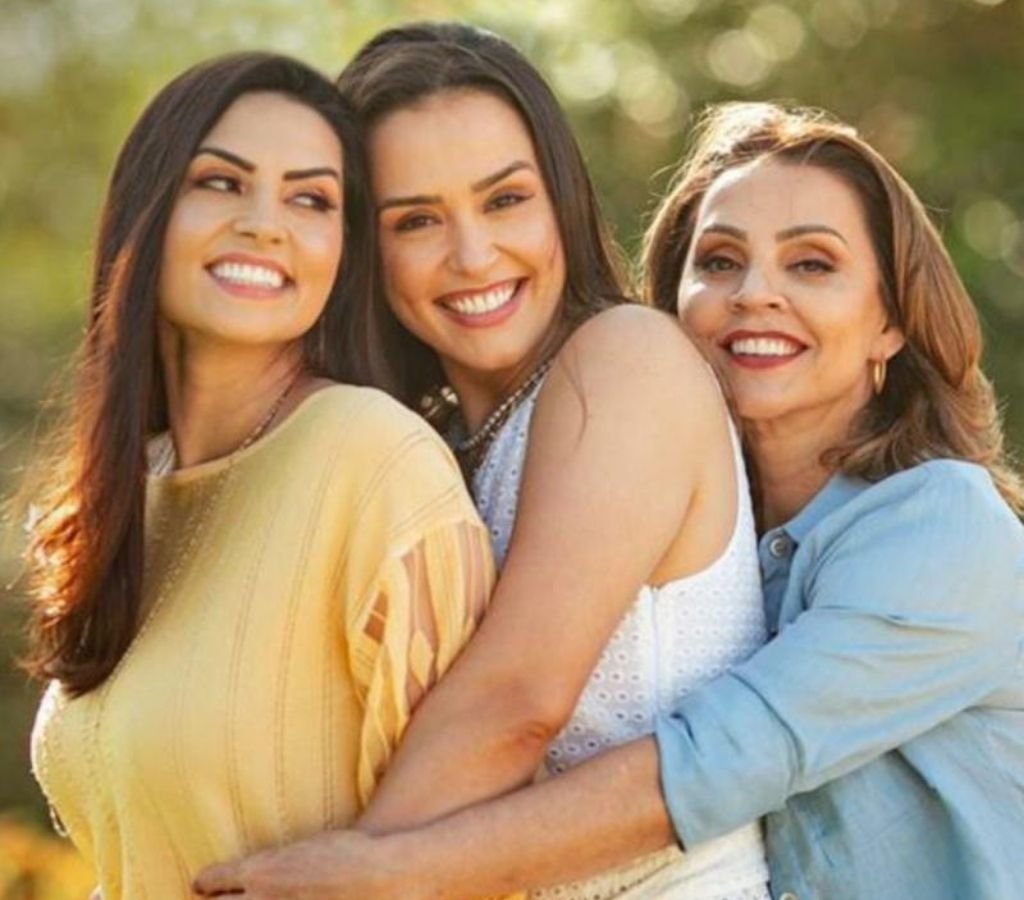 Virginia, Bruna e Lenir Rosso, num abraço que faz toda a diferença. É o carinho regendo forças nos dias difíceis do comércio local.