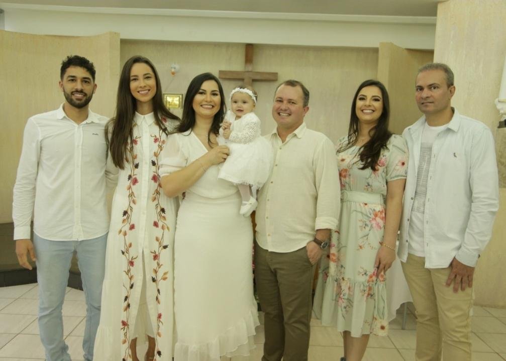 Juliana Mendes de Medeiros e Diogo Rizzotto celebram o batizado da filha Laurinha