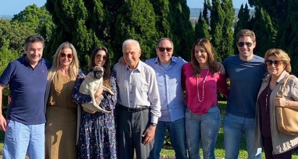 Jacy Fretta e Orieta a frente da família Ghisland e Fretta .