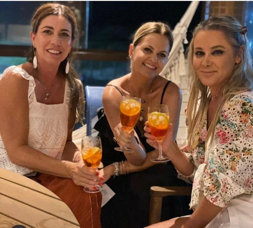 Andrea Bunn, Simone Sartor e Ana Guidi brindaram o carnaval em casa, juntas