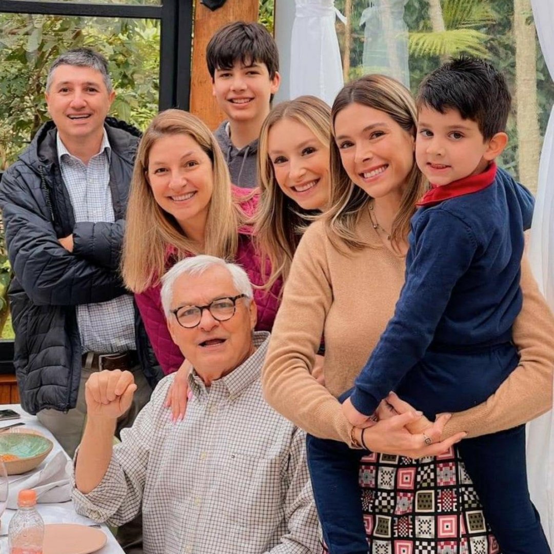 Ruberval Francisco Pilotto cercado de carinho pela família comemorando seu aniversário