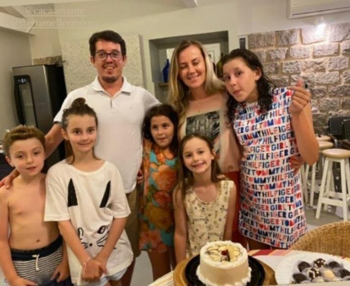 Rafa Amante e Carol reuniram filhotes e sobrinhos para uma rodada de bolo de aniversário.