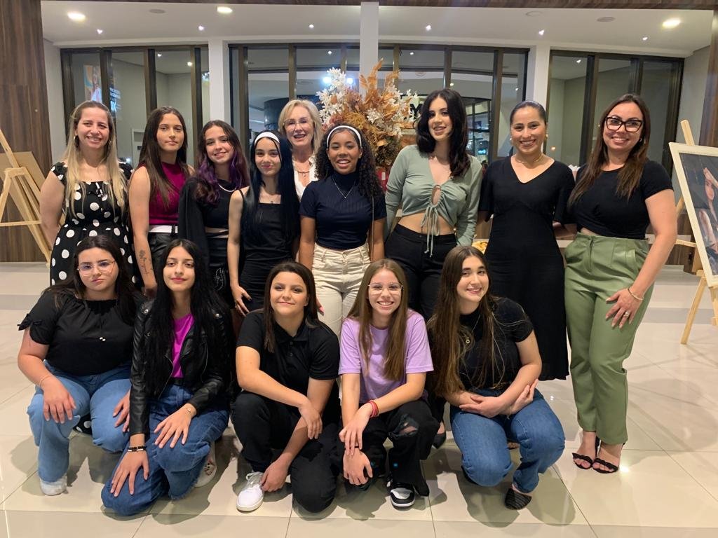 As jovens debutantes de Araranguá se reuniram para um encontro junto com sua patronesse da casa da fraternidade