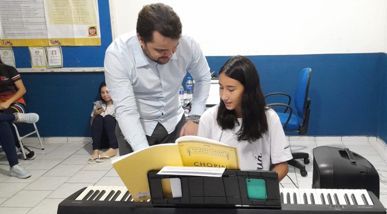 A Secretaria de Educação de Araranguá, em parceria com o pianista Juliano Alves, realiza em cinco escolas municipais, o Projeto Música Clássica nas Escolas.