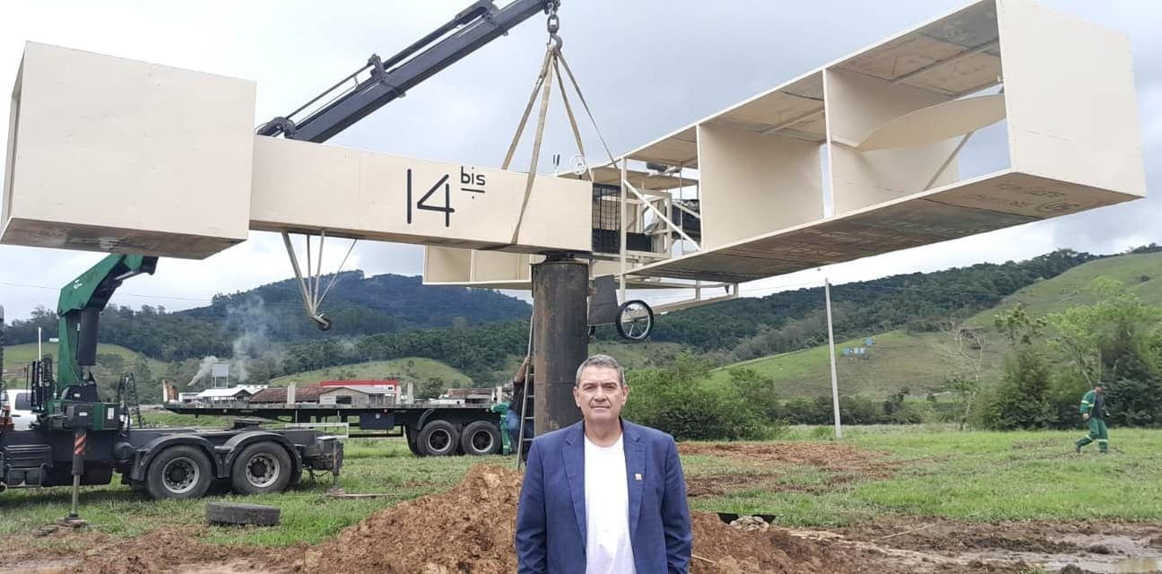 Réplica do avião 14 Bis é instalada em Pedras Grandes/SC